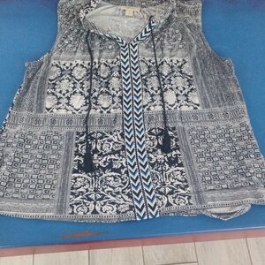 Elegant Sleeveless Patterned Blouse - Black and White